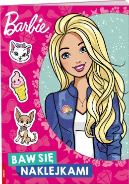 Barbie s'amuse avec des autocollants